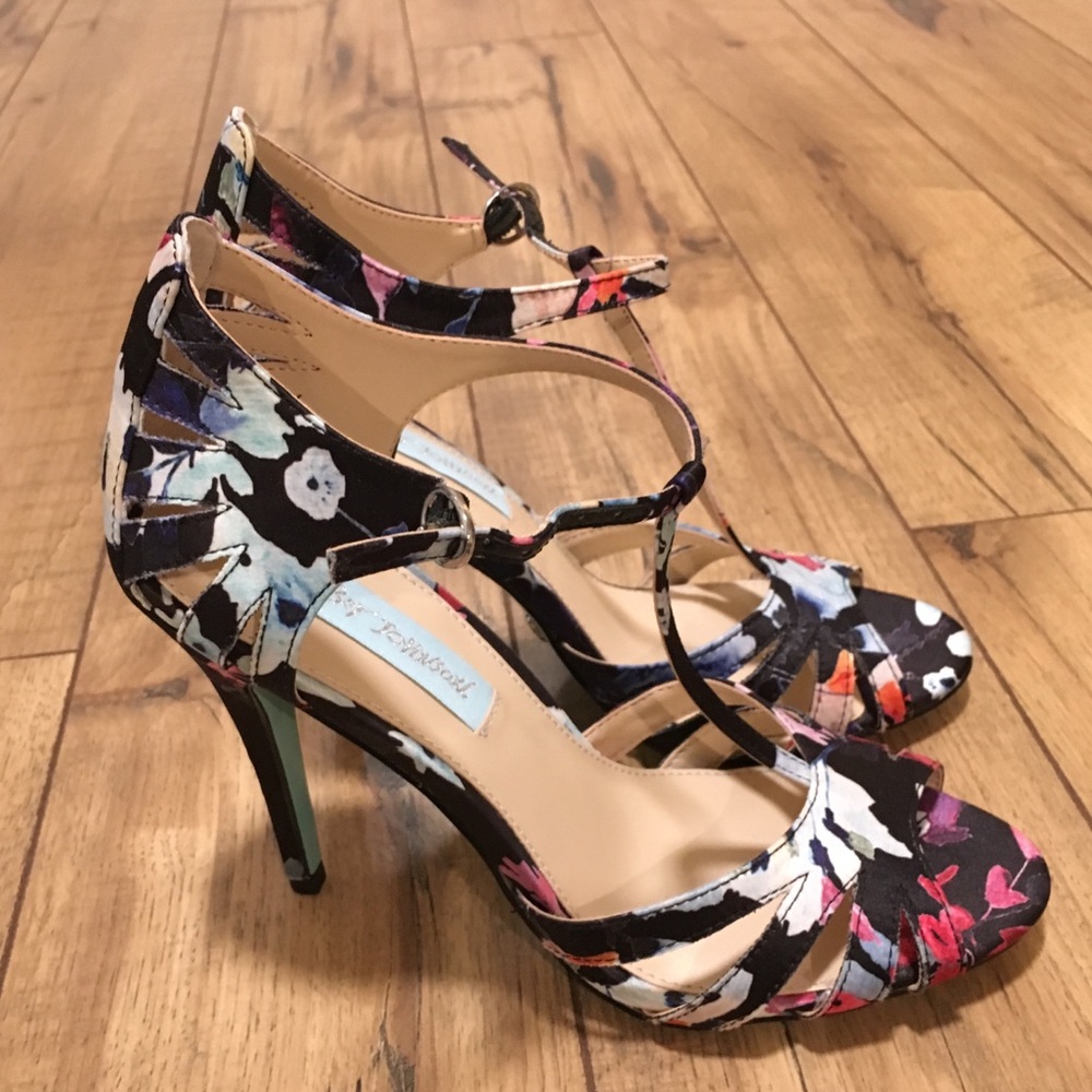 Betsy’s Johnson Tee sandal in size 6.5